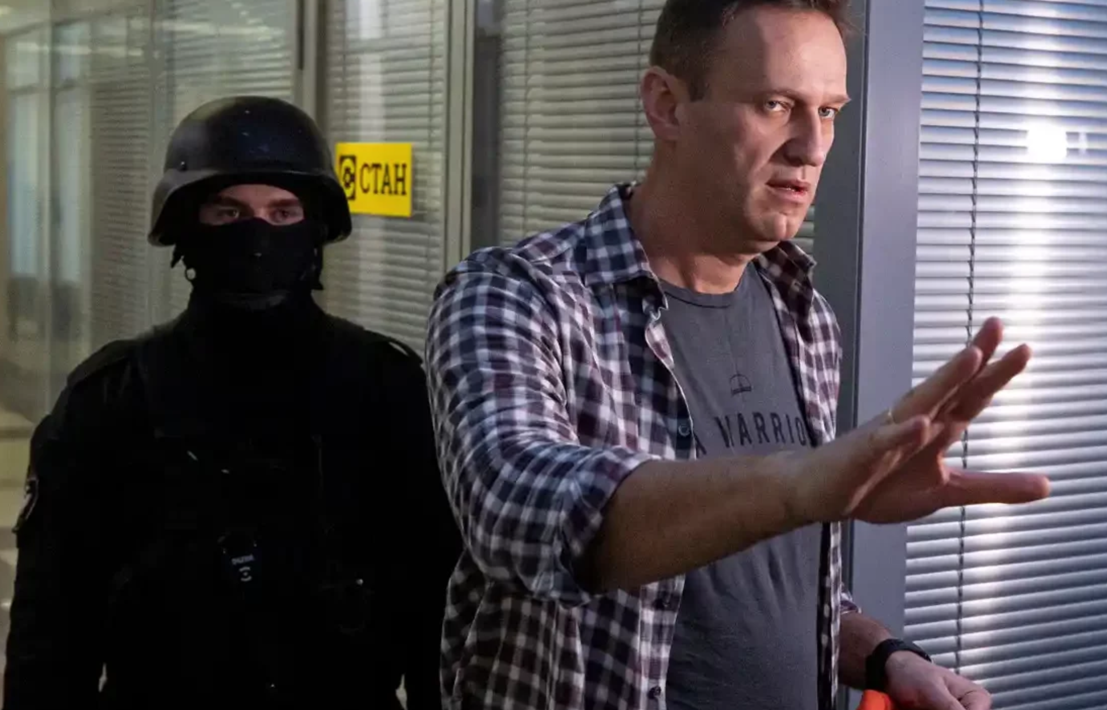 Alexei Navalni, opositor ruso, bromeó ante el tribunal un día antes de morir
